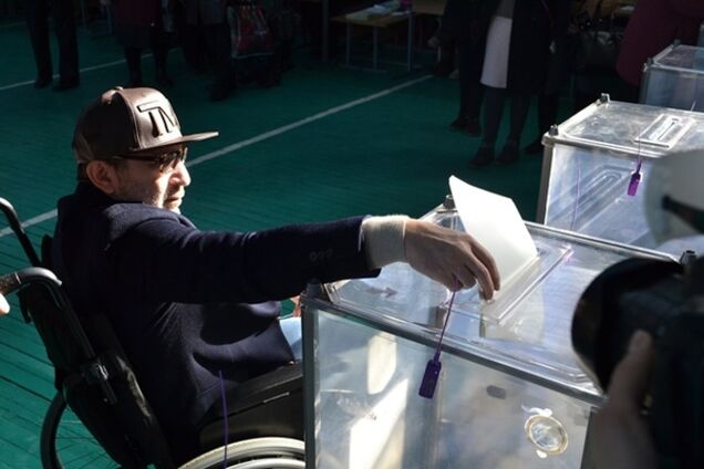 Кернес проигнорировал кабинку для инвалидов и ждал в очереди, чтобы проголосовать