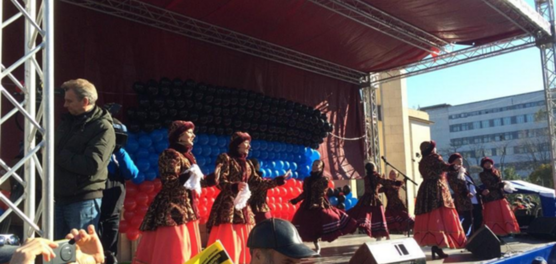 В Донецке террористы устроили концерт и согнали туда людей