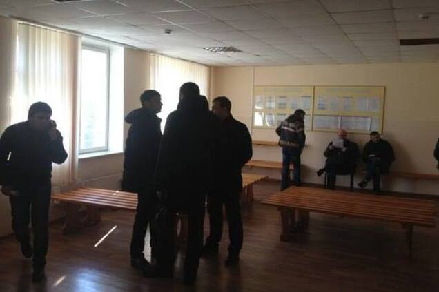 На одном из киевских округов задержали подозрительных активистов