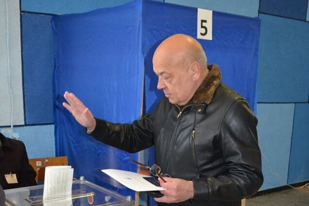 Москаль пришел голосовать в джинсах и кроссовках, а Кихтенко надел костюм с галстуком