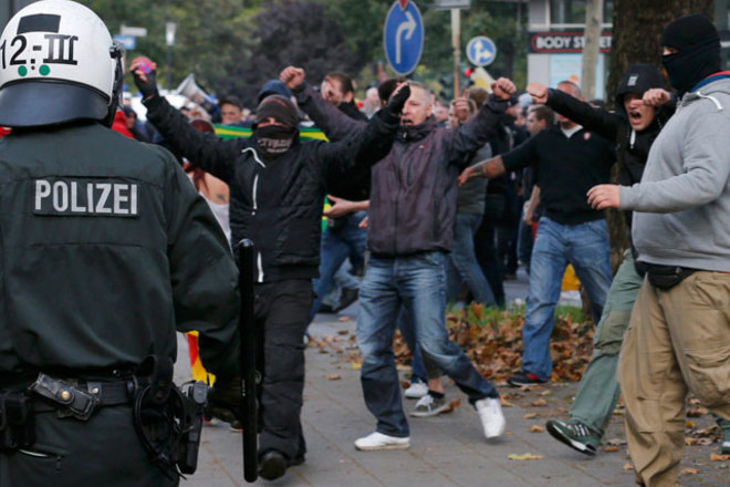В Германии состоялась масштабная стычка неонацистов, футбольных ультрас и салафитов