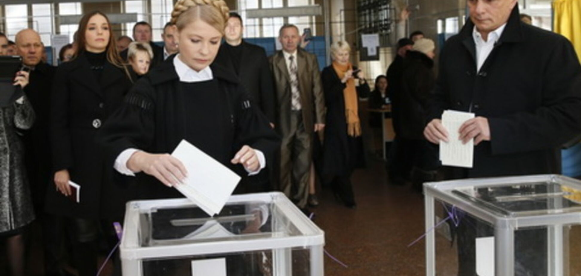 Тимошенко с 'верой в Украину' проголосовала на избирательном участке в Днепропетровске: опубликовано видео