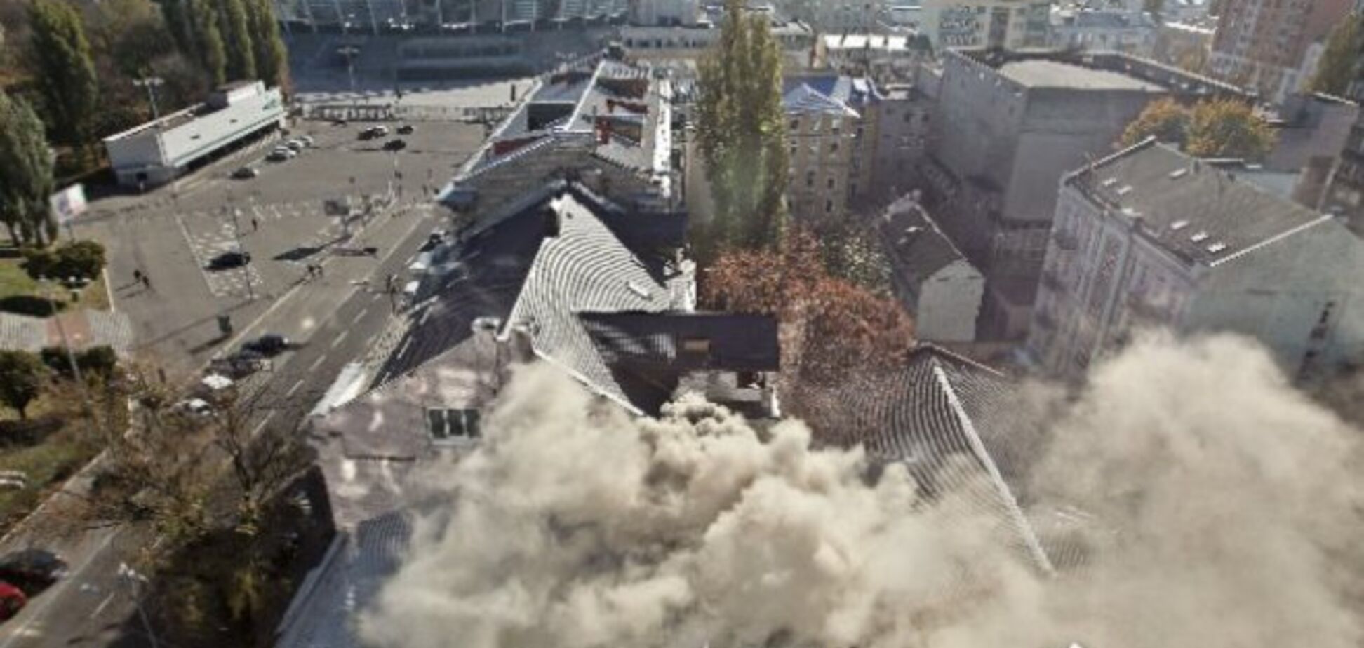 В Киеве возле НСК 'Олимпийский' горит ресторан