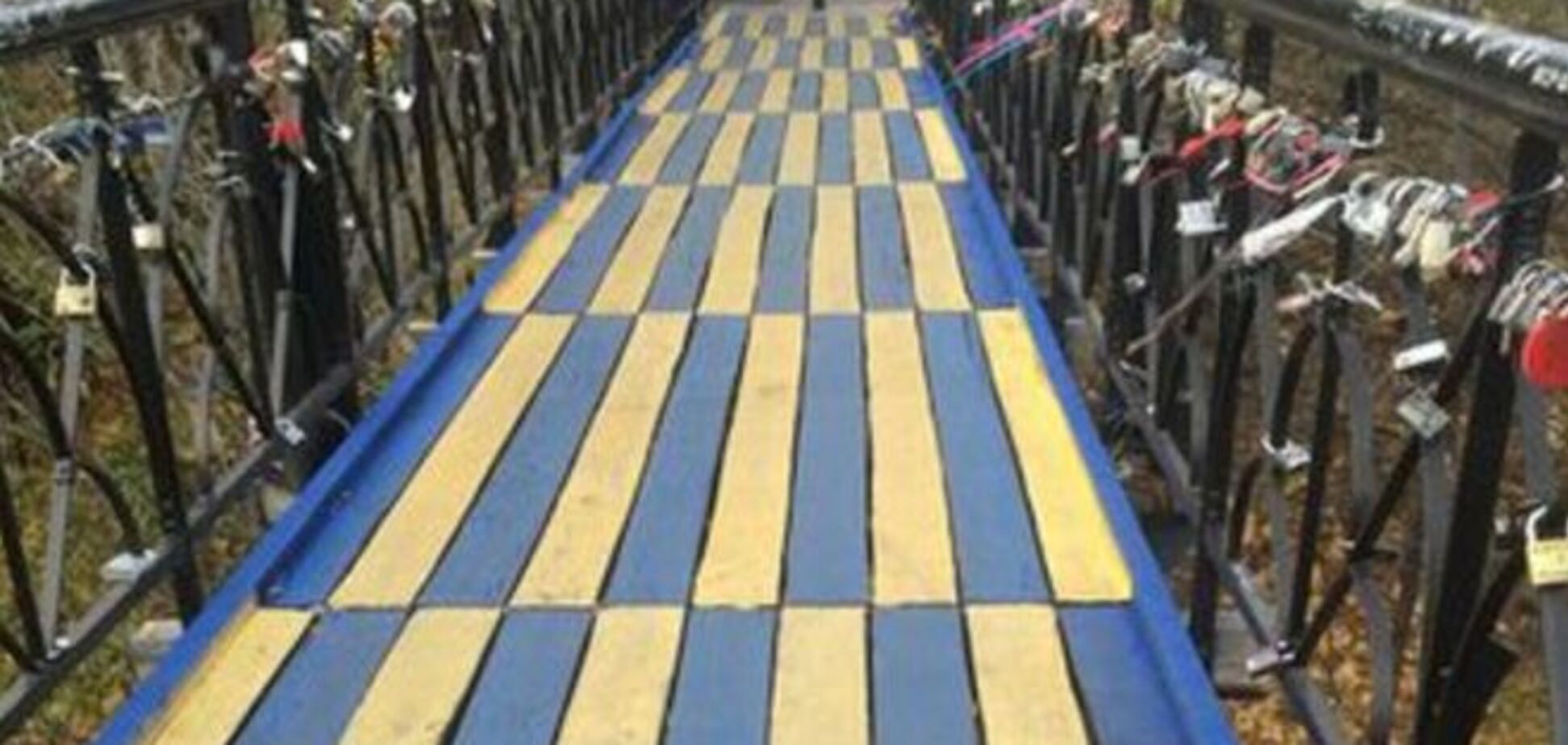 В Киеве возмущаются сине-желтым мостом влюбленным