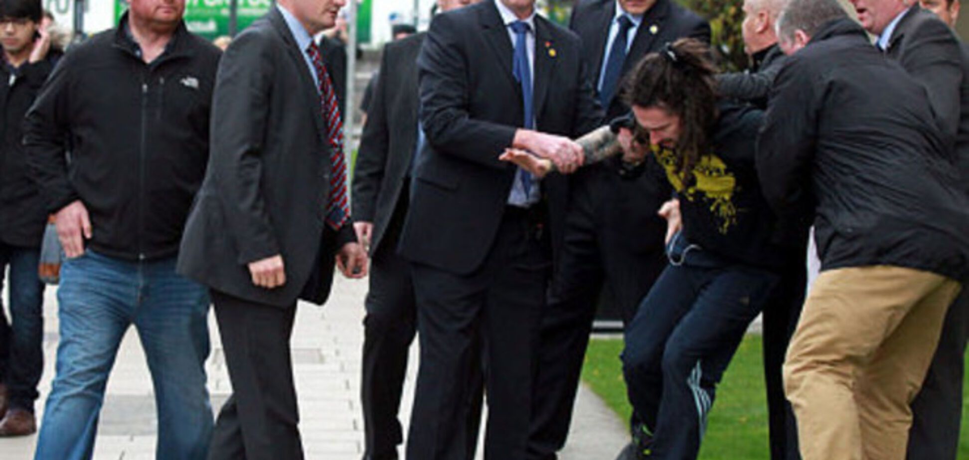 На премьера Великобритании набросился неизвестный: опубликованы фото и видео