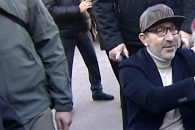 В Харькове нашлись целовавшие руку Кернеса избиратели: фотофакт