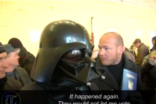 З'явилося відео, як Дарту Вейдеру не дали проголосувати через відмову зняти маску