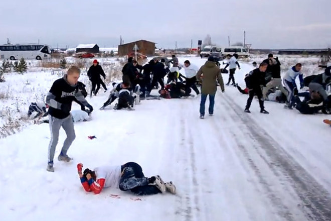 Російські футбольні хулігани влаштували побоїще на трасі: відео бійки