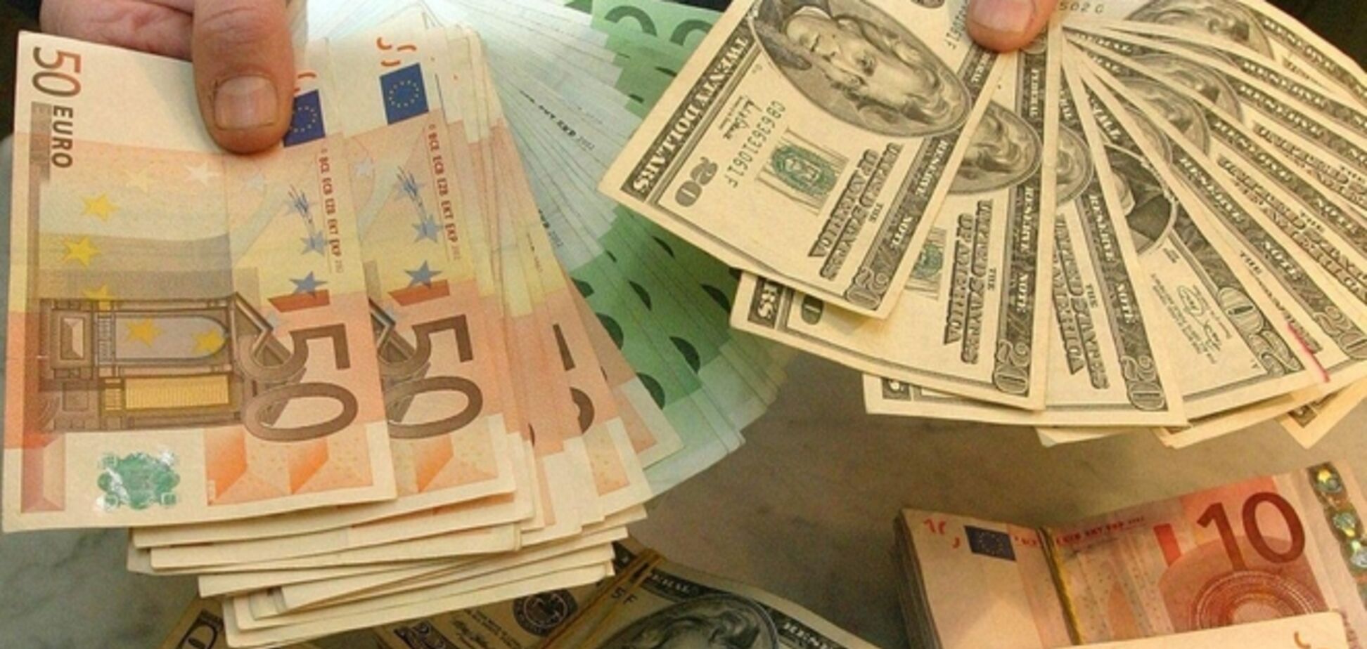 В России доллар и евро синхронно обновили свои максимумы 