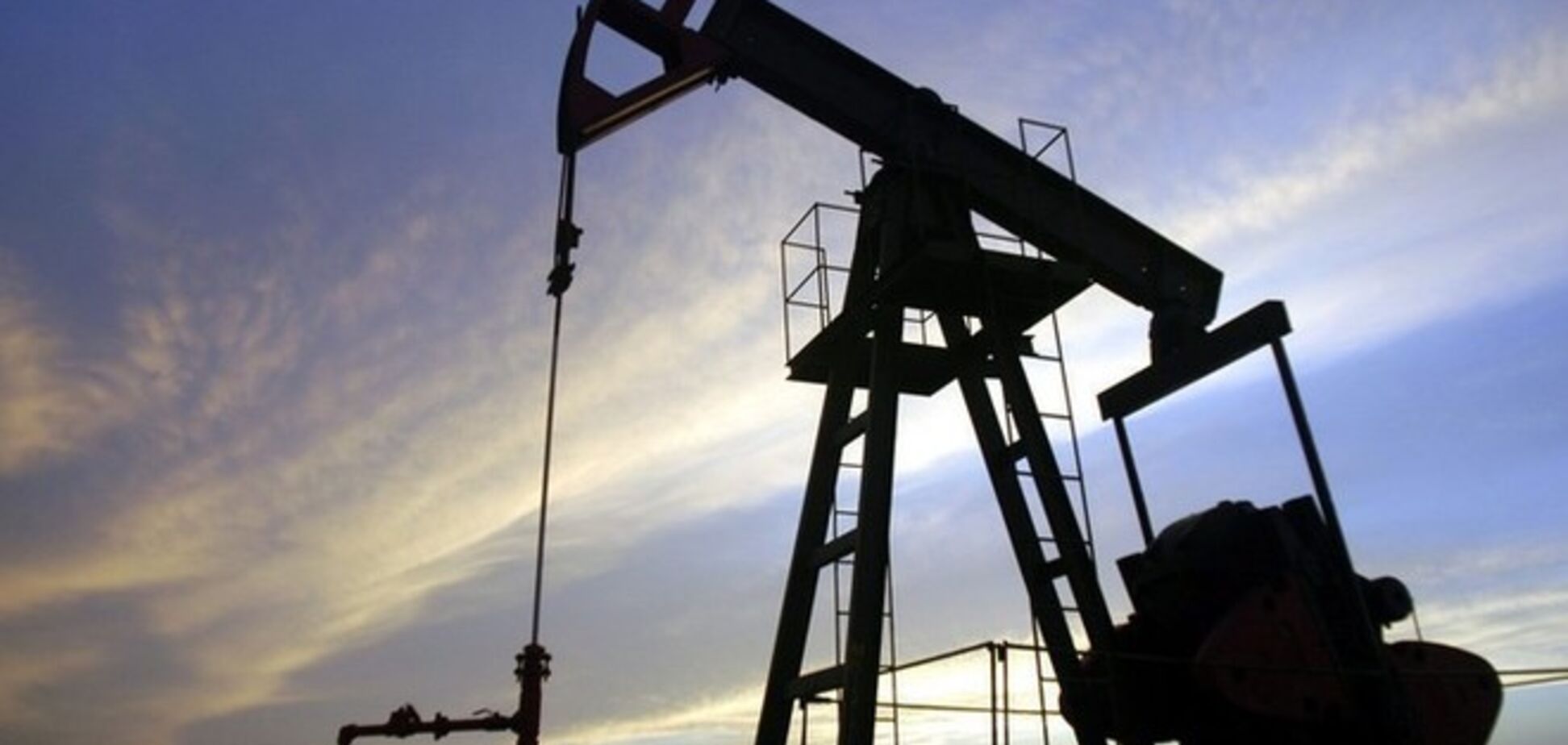 Мировые цены на нефть продолжают падать на фоне увеличения добычи  