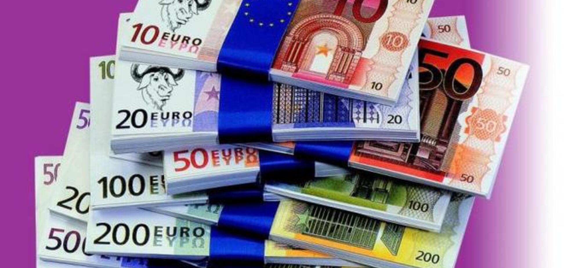 Евро впервые в истории России взлетел до 54 рублей