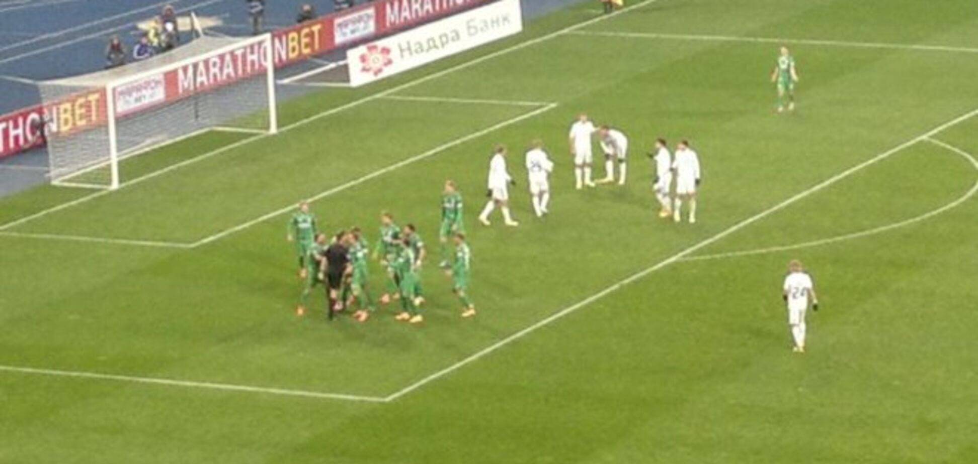 Футболисты 'Карпат' едва не избили арбитра в матче с 'Динамо': видео скандала