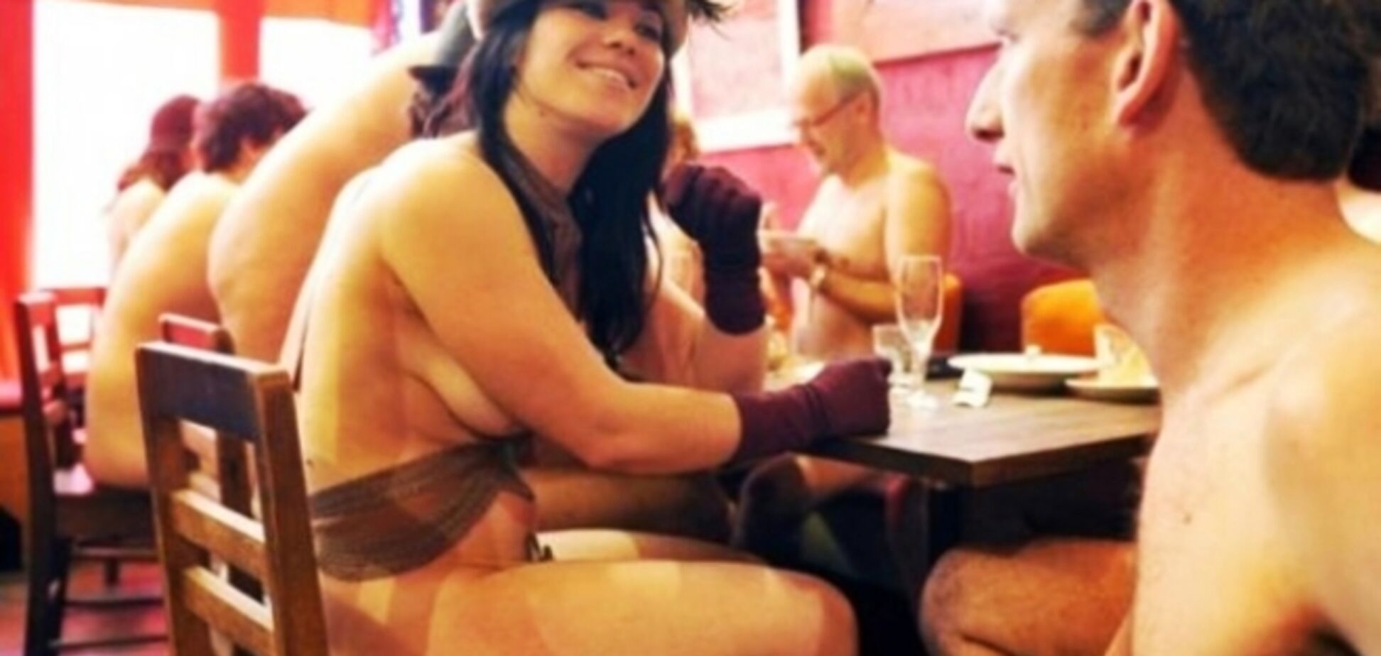 Самые причудливые рестораны мира: от нудистов до ужина с мертвецами