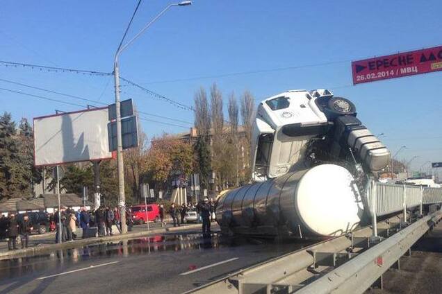 В Киеве перевернулась цистерна с подсолнечным маслом: опубликованы фото и видео