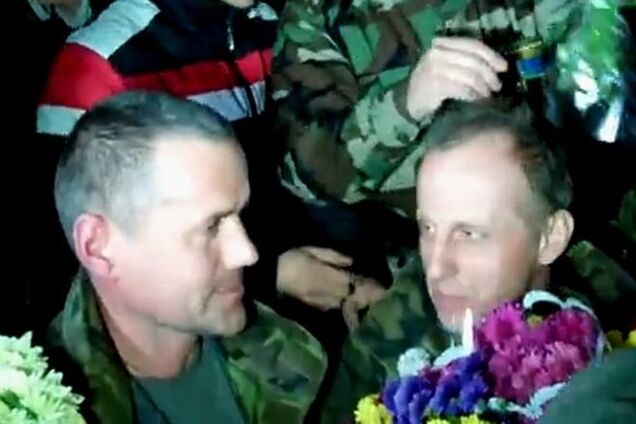 В Днепропетровске 'киборгов' из Донецка встречали оберегами и цветами: опубликовано видео