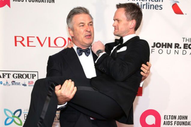 Мужики не танцуют, мужики берут друг дружку на ручки