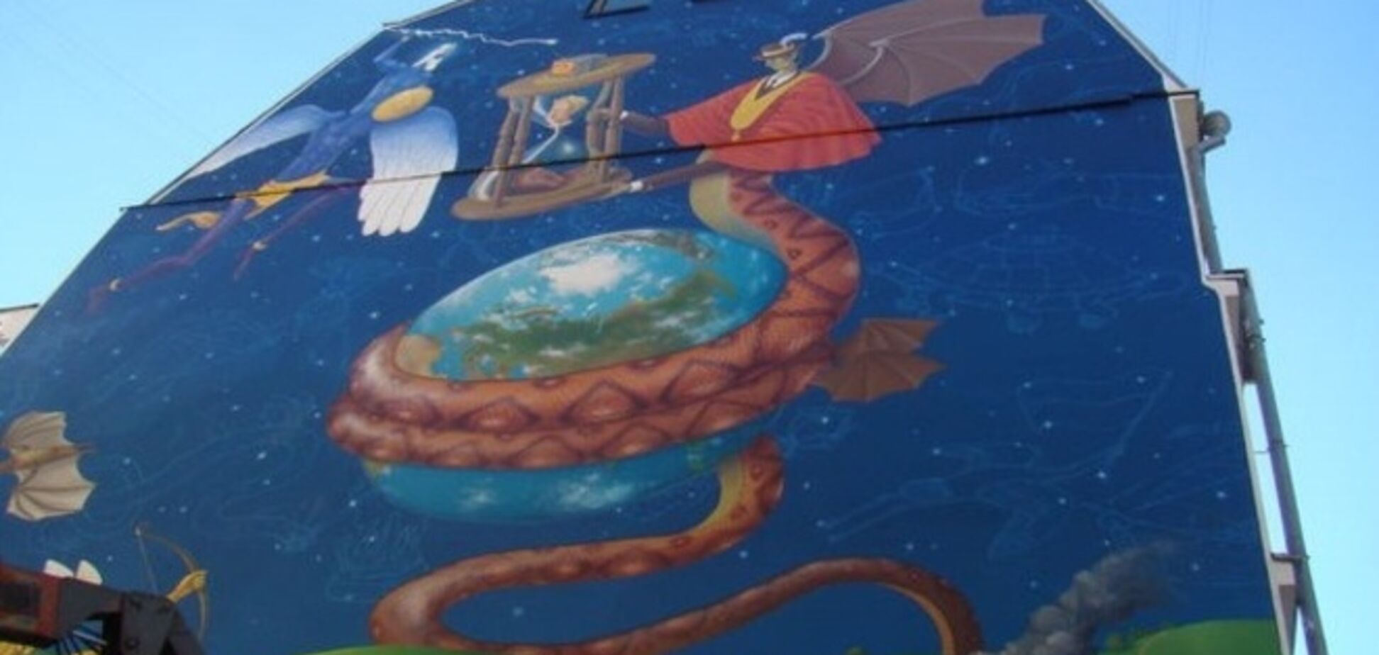 На новом граффити в Киеве появился Путин-змей