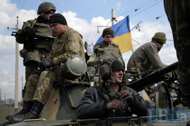 На підмогу українським бійцям в Маріуполь рухається колона військової техніки: опубліковано відео