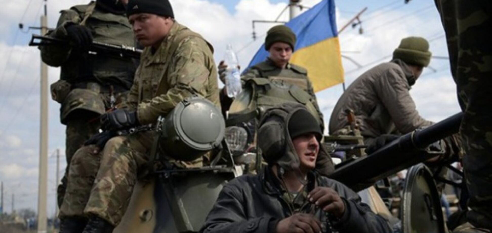 На подмогу украинским бойцам в Мариуполь движется колонна военной техники: опубликовано видео