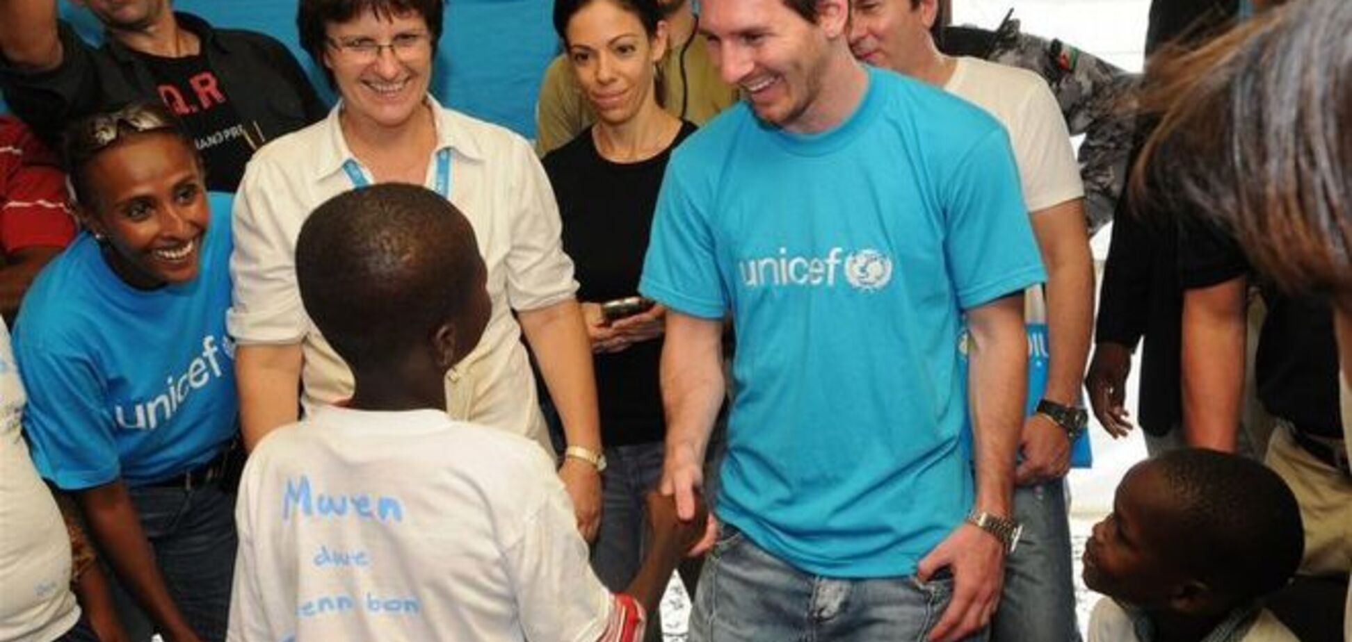 Месси провел благотворительную встречу с тяжело больными детьми