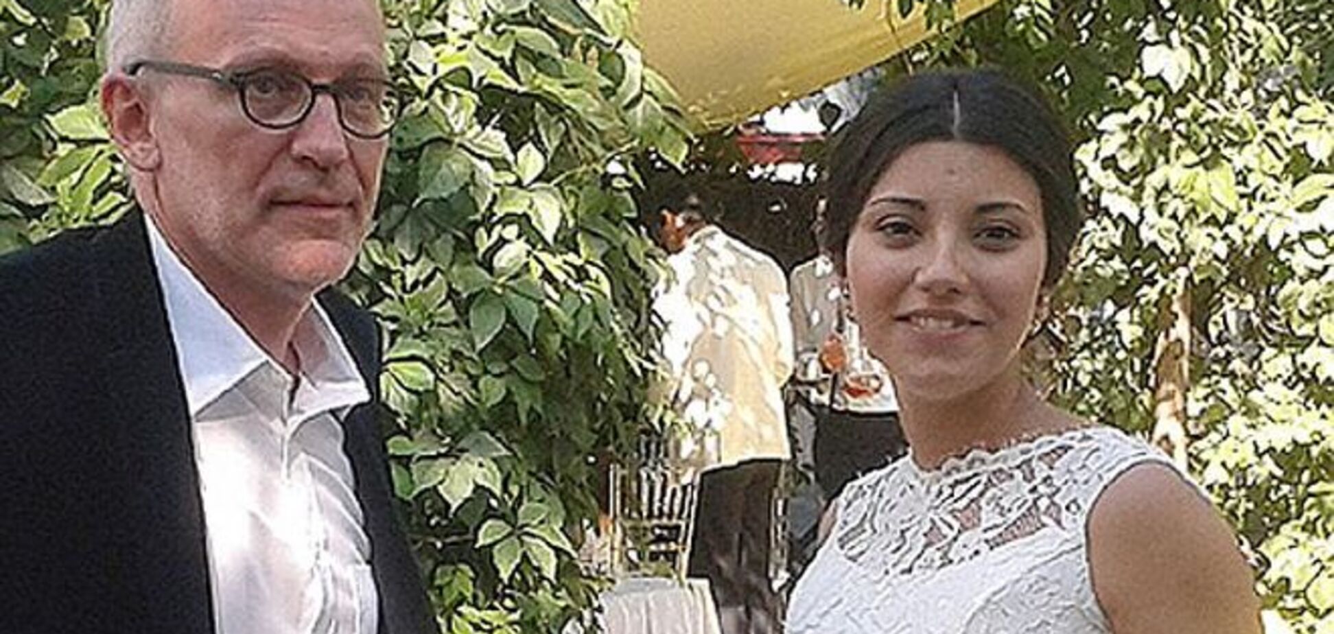 Двадцятирічна дружина подарувала 50-річному Гордону сина