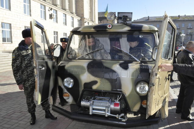 Черкасские меценаты передали на фронт бронированный санитарный автомобиль