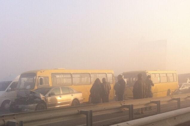 ДТП на выезде из Киева: из-за тумана столкнулись 14 автомобилей