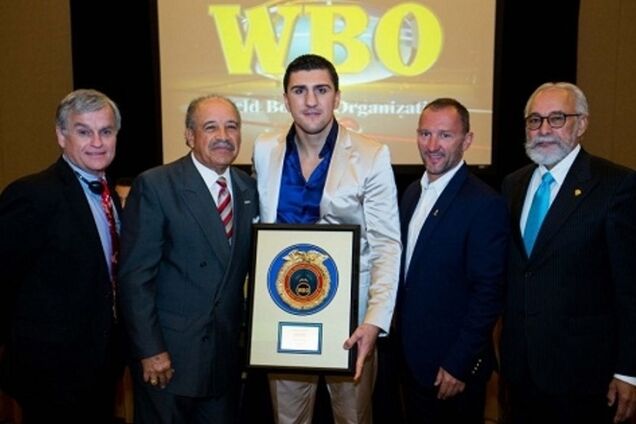 Боксер, с которым хочет драться Усик, стал суперчемпионом мира