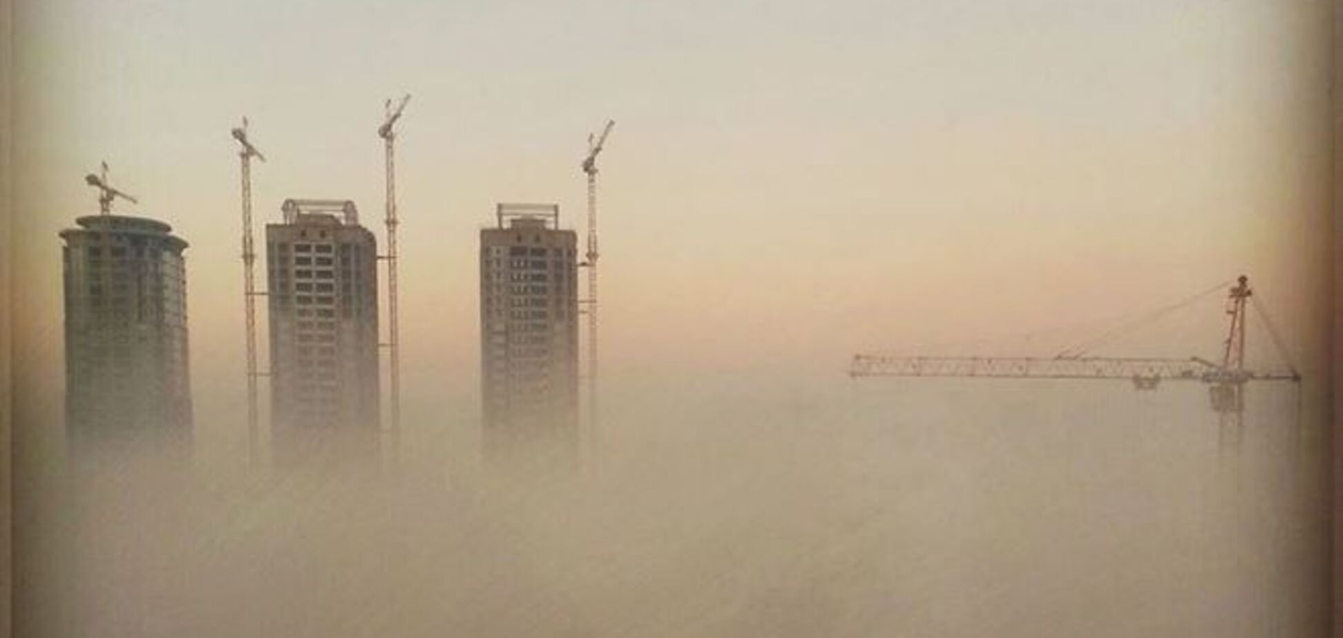 В соцсетях появились свежие фото Киева в тумане