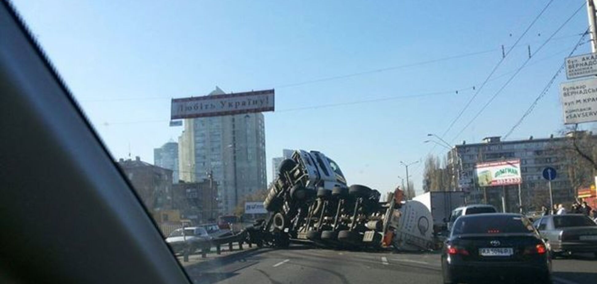 Появилось видео, как переворачивался масловоз в Киеве