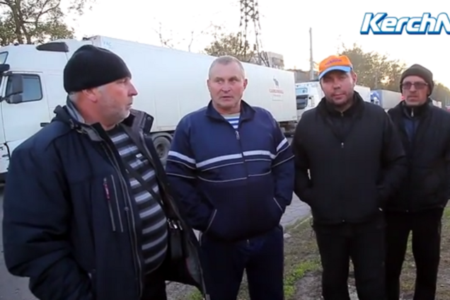 В Керчи разъяренные дальнобойщики, неделями ждущие парома, грозят перекрыть дороги