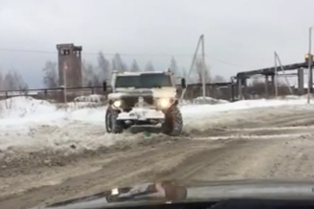 В России военная техника на дороге 'подмигивает' проезжим авто