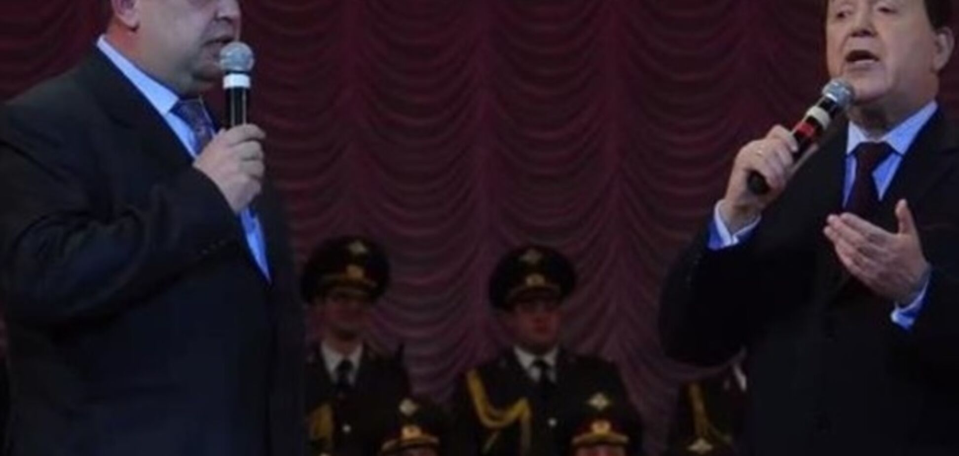 Кобзон спел 'Надежду' с 'премьером ЛНР' в Луганске