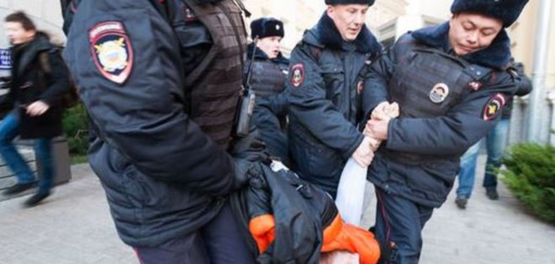 На митинге у мэрии Москвы были жестко задержаны учителя и врачи