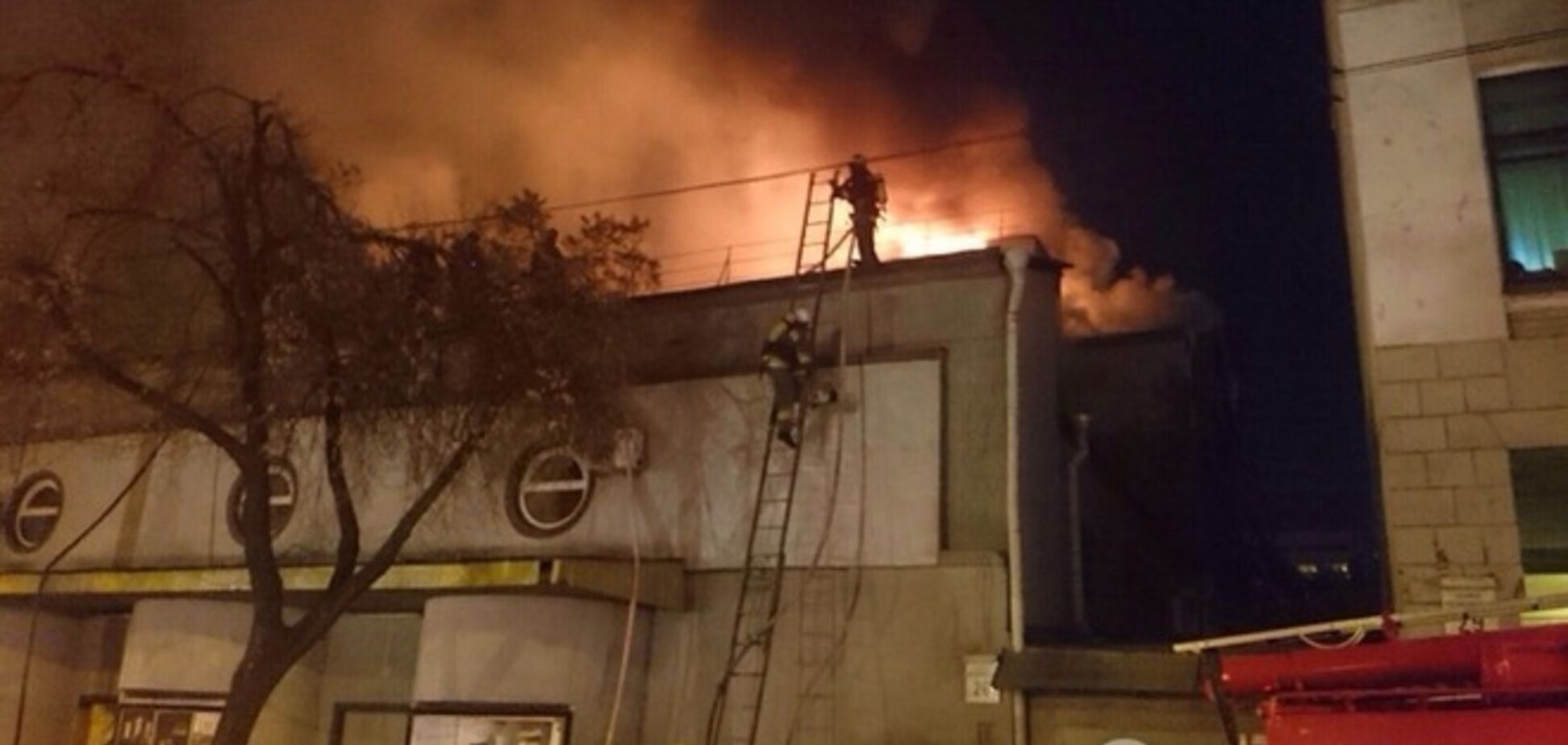 В Киеве горел кинотеатр 'Жовтень', Кличко проведет оперативное совещание