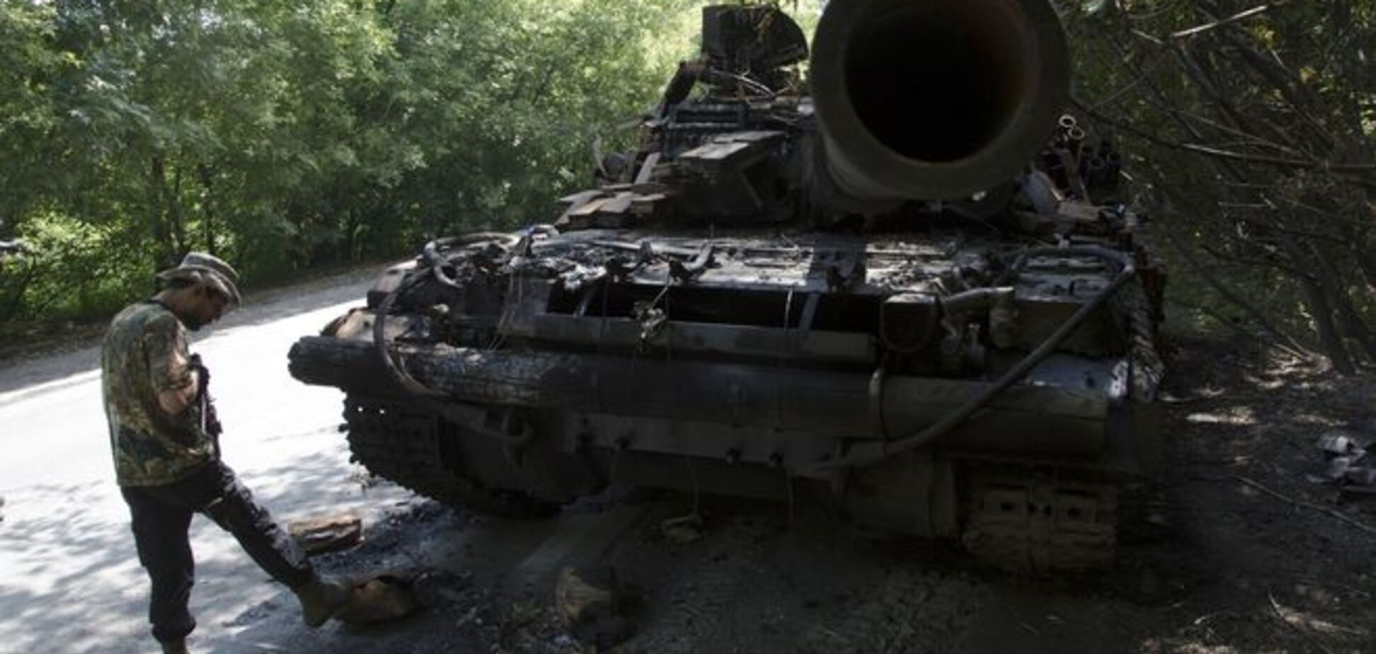 Терористи підбили танк сил АТО під Щастям