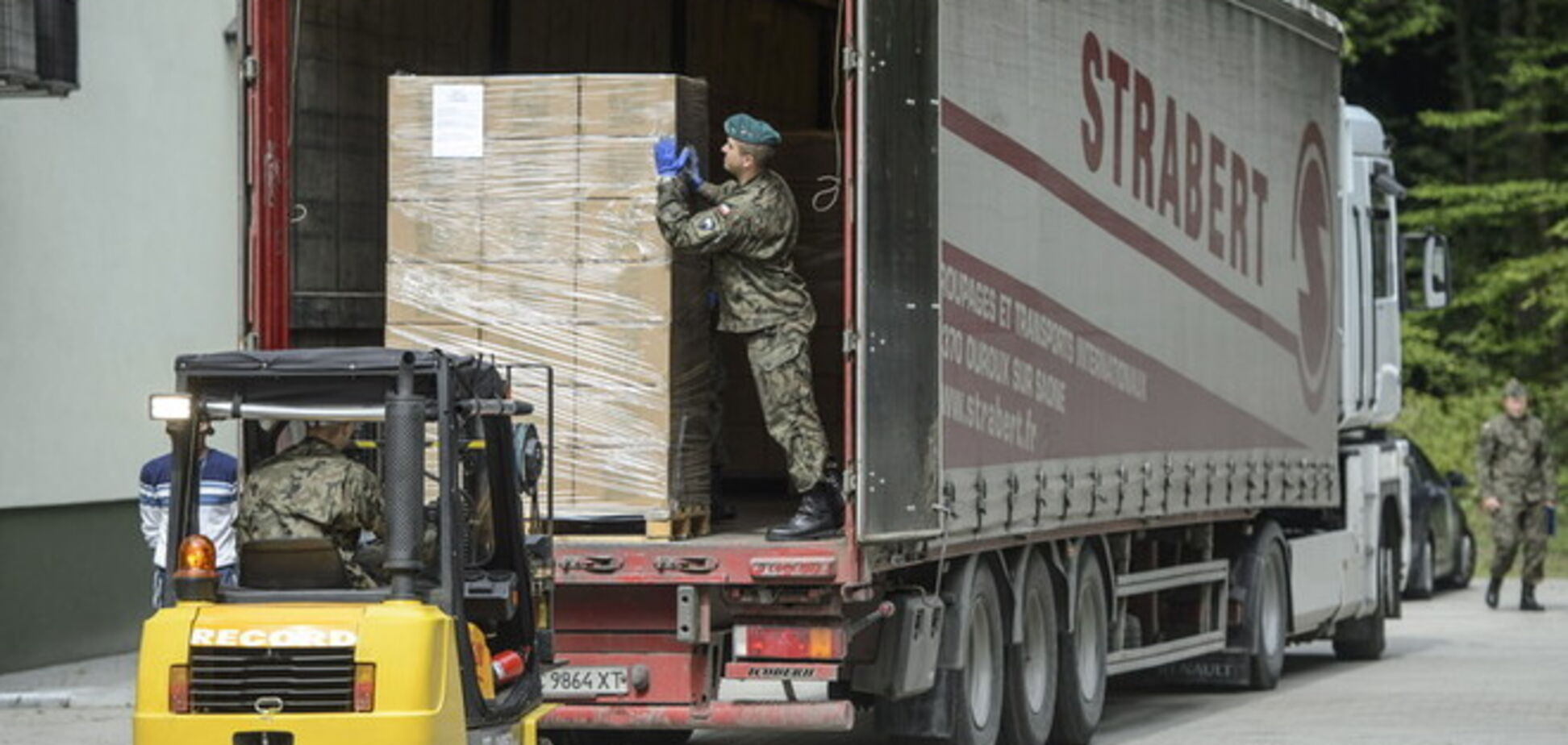 Германия направит на Донбасс 200 грузовиков с гумпомощью