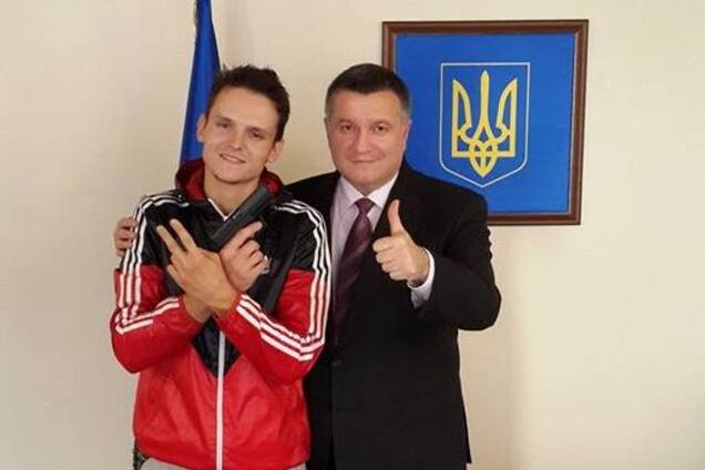 Аваков наградил 'осквернившего московскую высотку' руфера именным оружием