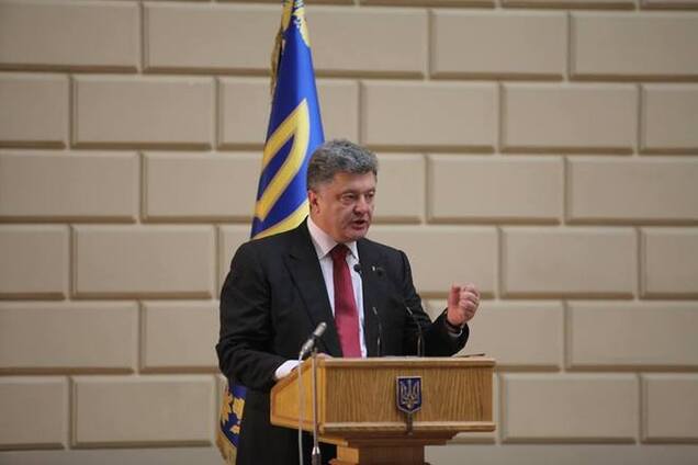 Порошенко решил подписать закон о люстрации