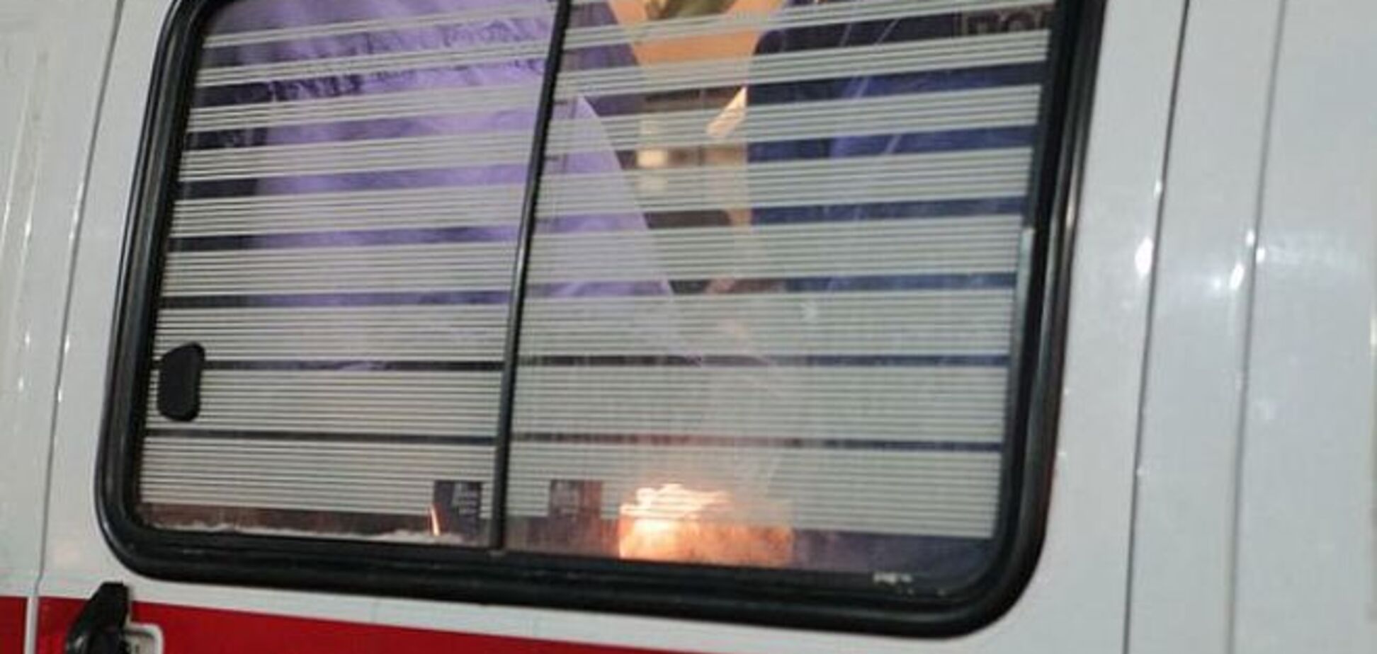 В Днепропетровске легковушка врезалась в колонну из 5 'скорых', перевозивших раненых в зоне АТО бойцов