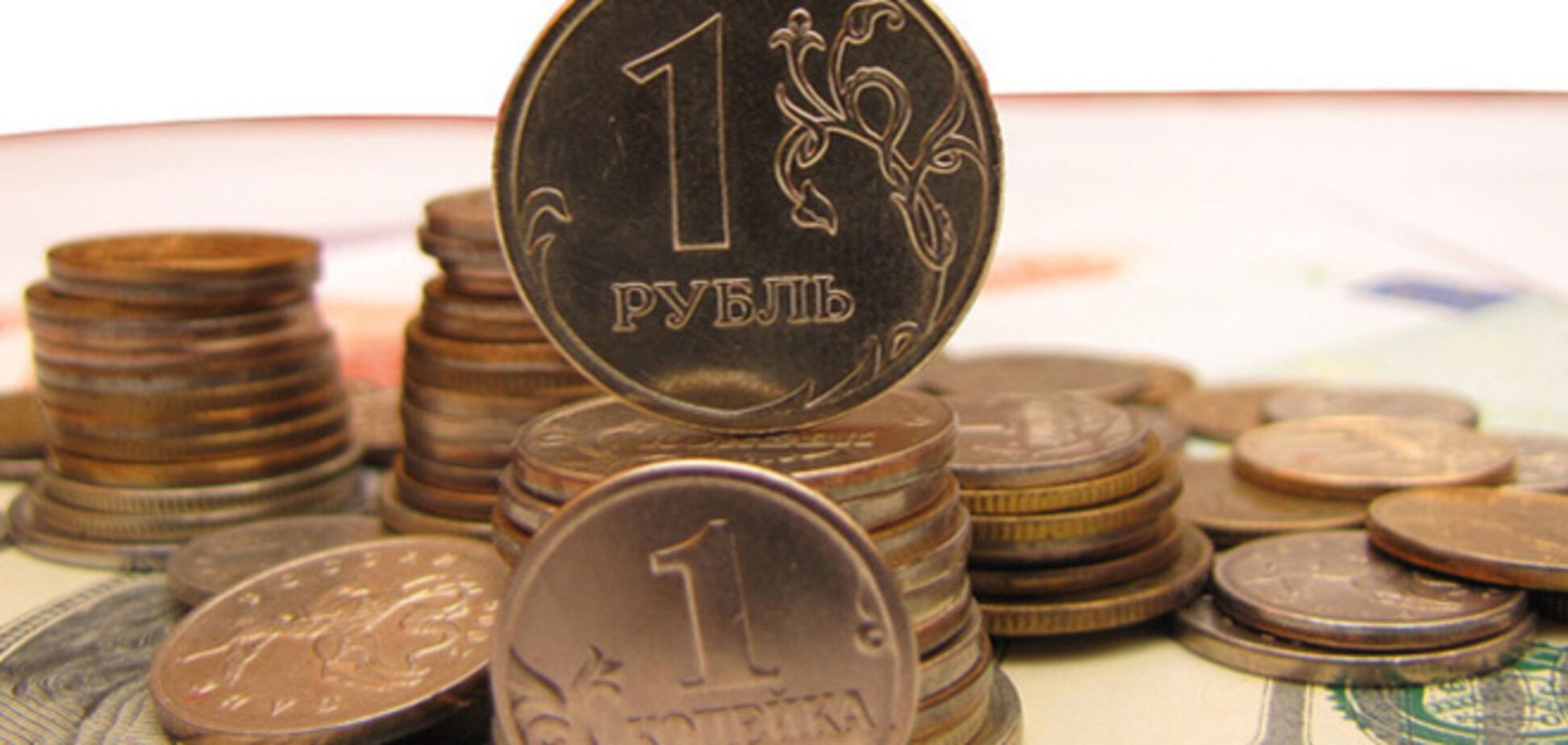 Рубль продолжает стремительно падать из-за агрессии РФ