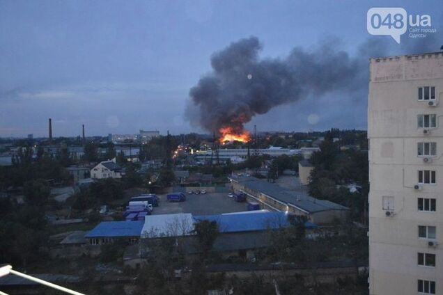 В Одессе горит металлобаза и склад пиломатериалов - СМИ