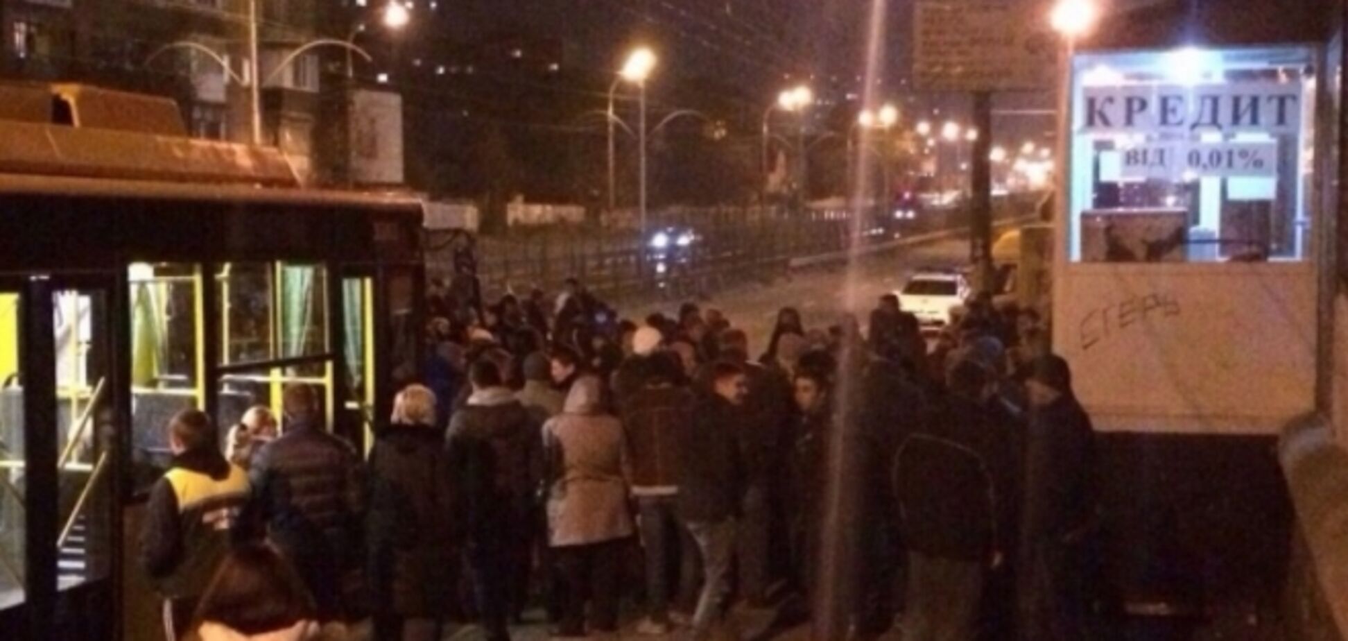 200 киевлян перекрыли Борщаговскую из-за отсутствия воды, тепла и электричества