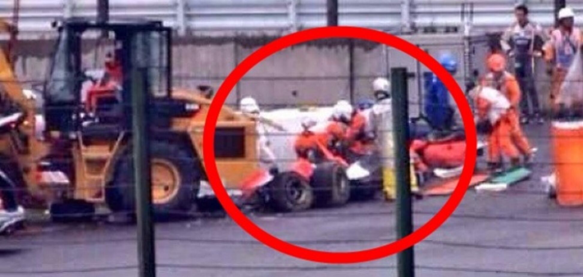 Разбившийся пилот Формулы-1 продолжает бороться за жизнь