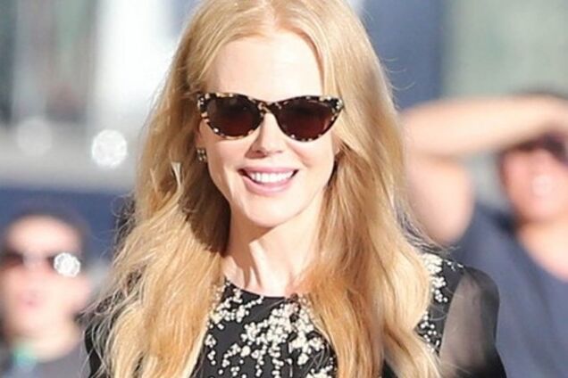 Николь Кидман улыбается (силиконовым ртом) и машет 