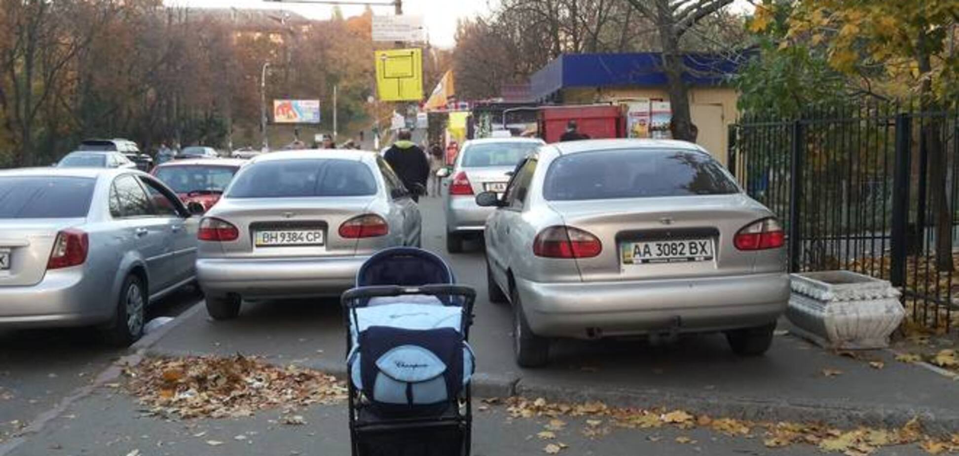 Как украинцы борются с нарушителями парковки: мусор на авто и Георгиевские ленты