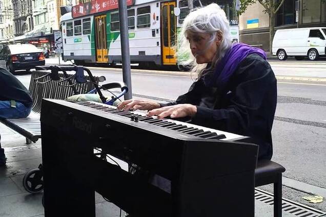 80-летняя уличная пианистка покорила интернет 