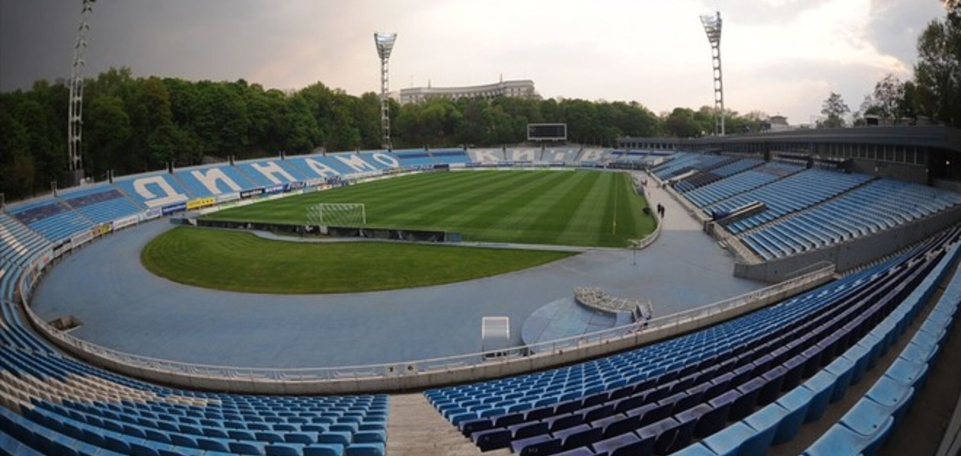 Матч 'Днепр' - 'Динамо' покажут на киевском стадионе