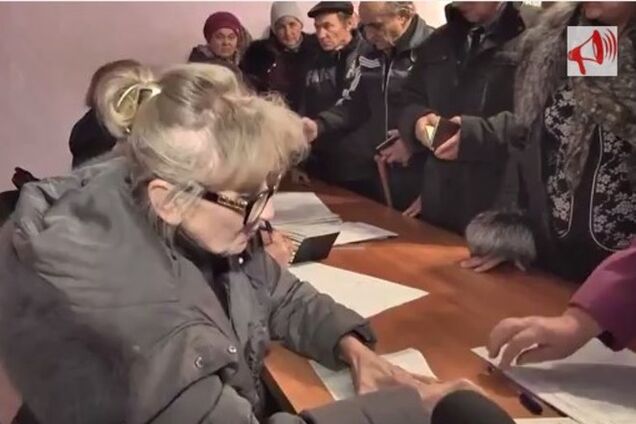 На оккупированной Луганщине уже провели незаконные выборы 'ЛНР': жители выстроились в очереди