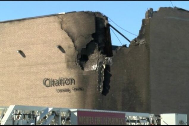 Самолет врезался в здание аэропорта в США: есть жертвы